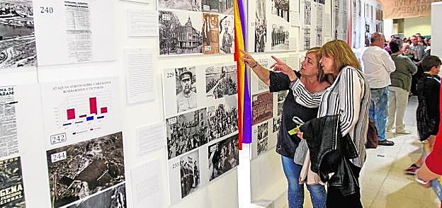 Dos mujeres, ayer, en la inauguración. 