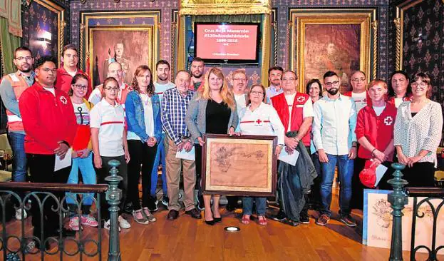 Jiménez (c), junto a los miembros de Cruz Roja de Mazarrón.