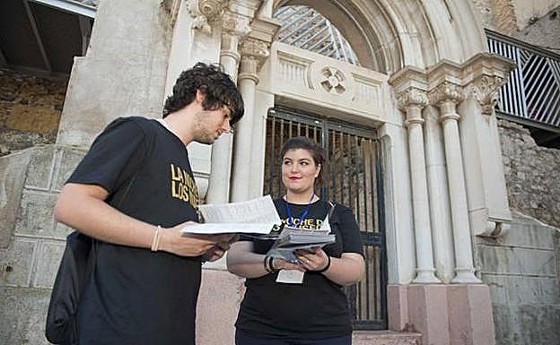 Dos voluntarios, con los folletos, en la Catedral Antigua. 