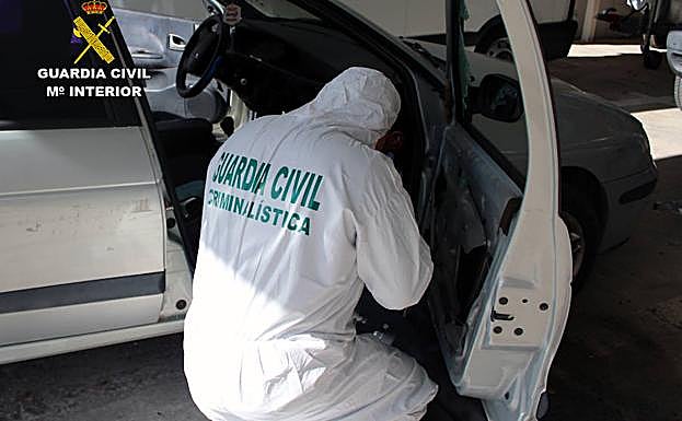 Un agente de la Benemérita revisando el vehículo.