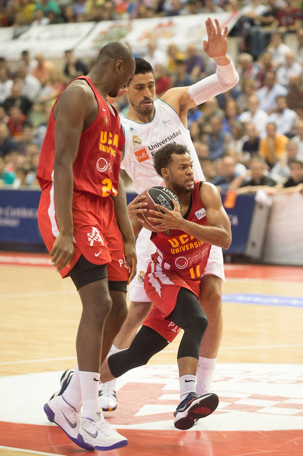 Los blancos se llevaron el partido con una canasta de Thompkins a ocho décimas del final. El equipo de Ibon Navarro llevó al Real Madrid a su anotación más baja de la temporada