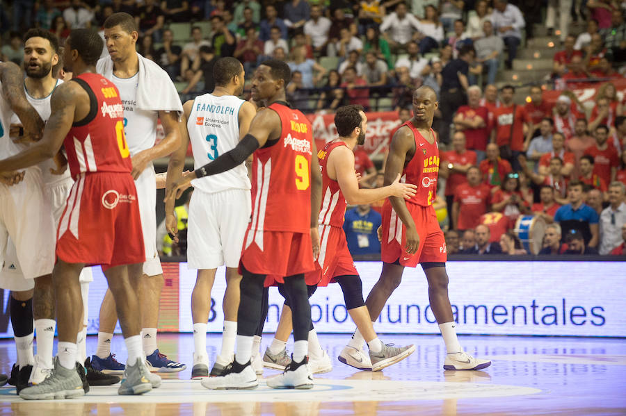 Los blancos se llevaron el partido con una canasta de Thompkins a ocho décimas del final. El equipo de Ibon Navarro llevó al Real Madrid a su anotación más baja de la temporada