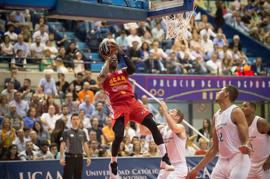 Los blancos se llevaron el partido con una canasta de Thompkins a ocho décimas del final. El equipo de Ibon Navarro llevó al Real Madrid a su anotación más baja de la temporada