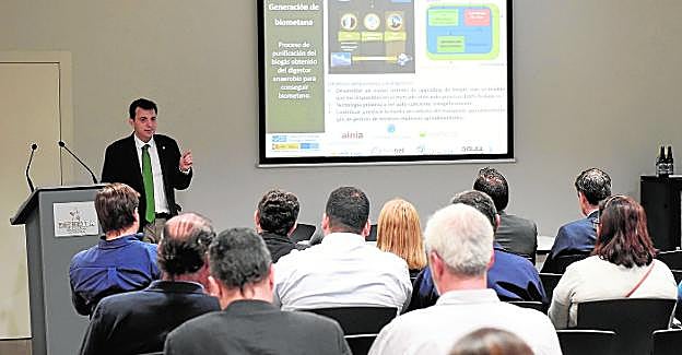 El director técnico de Estrella de Levante, Juan Antonio López, explica la huella hídrica de la cervecera murciana.