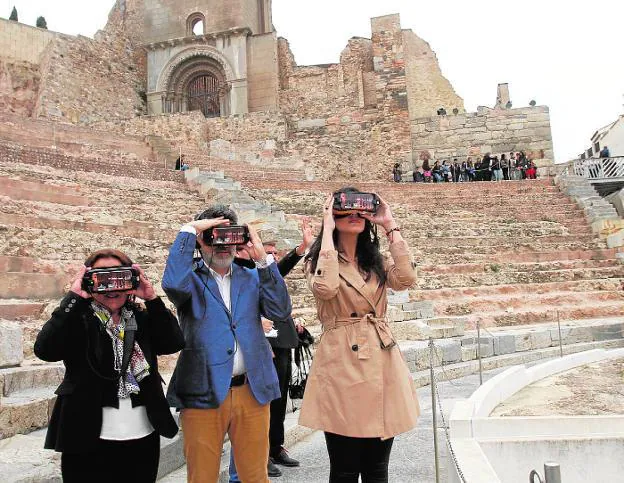 Guardiola, a la derecha, acompañada de responsables del museo y del sistema, prueba el visor.