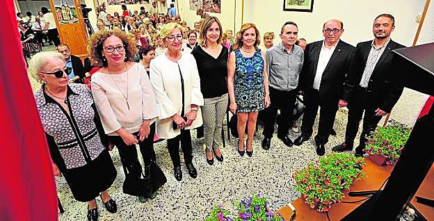María José Montesinos (quinta por la izquierda), este viernes, arropada por concejales y representantes vecinales.