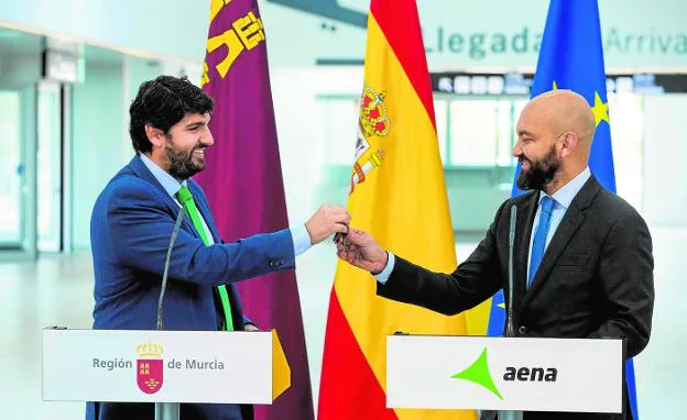 Fernando López Miras entregó en febrero las llaves del aeropuerto de Corvera a Jaime García-Legaz, presidente de Aena.