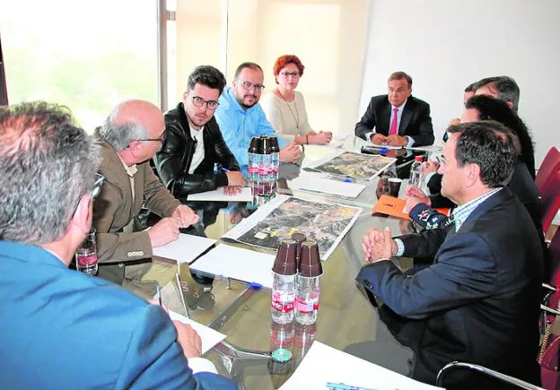 El consejero Valverde, junto a la alcaldesa, en la reunión, ayer.