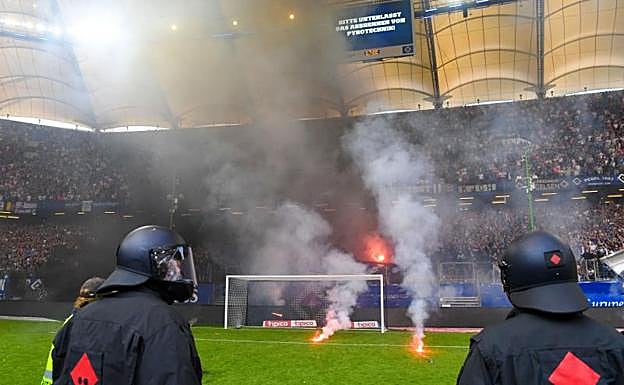Los policías custodiando el Volksparkstadion