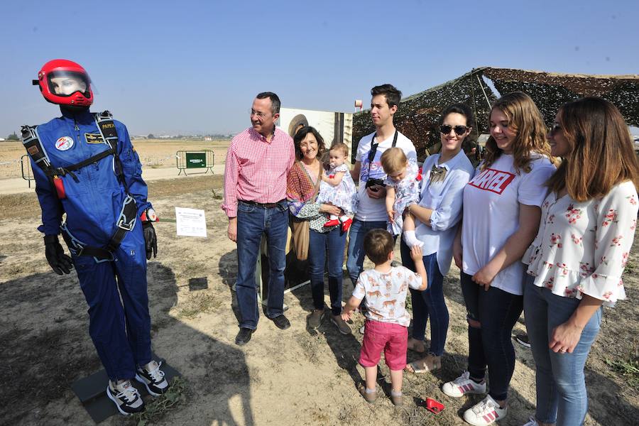 El Ejército del Aire no logra batirlo en su primer intento en la Base de Alcantarilla, en una jornada en una jornada festiva que arrancó con exhibiciones de aeromodelismo, aunque habrá más intentos