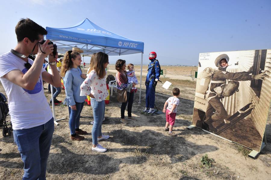 El Ejército del Aire no logra batirlo en su primer intento en la Base de Alcantarilla, en una jornada en una jornada festiva que arrancó con exhibiciones de aeromodelismo, aunque habrá más intentos
