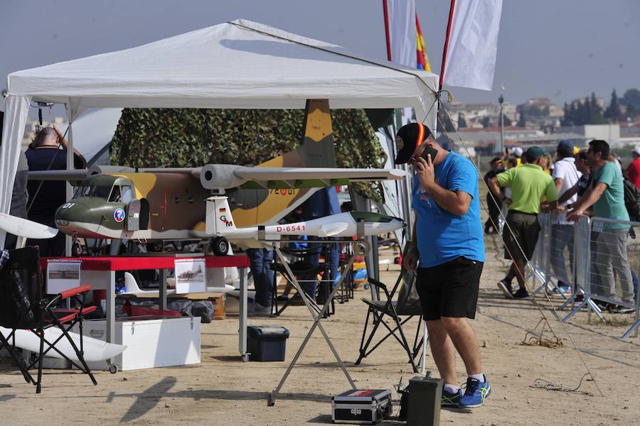 El Ejército del Aire no logra batirlo en su primer intento en la Base de Alcantarilla, en una jornada en una jornada festiva que arrancó con exhibiciones de aeromodelismo, aunque habrá más intentos
