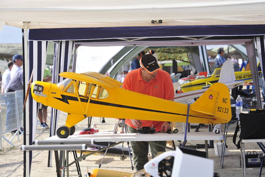 El Ejército del Aire no logra batirlo en su primer intento en la Base de Alcantarilla, en una jornada en una jornada festiva que arrancó con exhibiciones de aeromodelismo, aunque habrá más intentos
