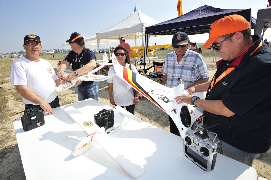 El Ejército del Aire no logra batirlo en su primer intento en la Base de Alcantarilla, en una jornada en una jornada festiva que arrancó con exhibiciones de aeromodelismo, aunque habrá más intentos