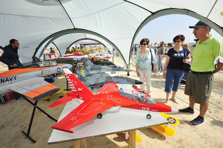 El Ejército del Aire no logra batirlo en su primer intento en la Base de Alcantarilla, en una jornada en una jornada festiva que arrancó con exhibiciones de aeromodelismo, aunque habrá más intentos