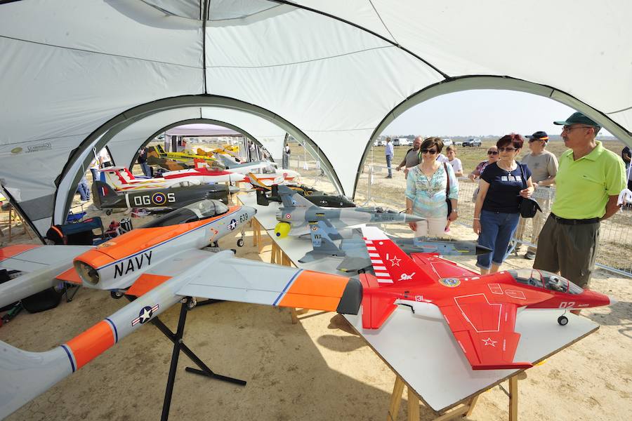 El Ejército del Aire no logra batirlo en su primer intento en la Base de Alcantarilla, en una jornada en una jornada festiva que arrancó con exhibiciones de aeromodelismo, aunque habrá más intentos