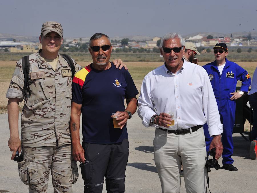 El Ejército del Aire no logra batirlo en su primer intento en la Base de Alcantarilla, en una jornada en una jornada festiva que arrancó con exhibiciones de aeromodelismo, aunque habrá más intentos