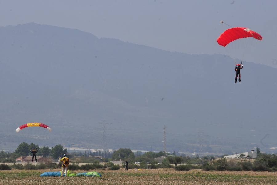 El Ejército del Aire no logra batirlo en su primer intento en la Base de Alcantarilla, en una jornada en una jornada festiva que arrancó con exhibiciones de aeromodelismo, aunque habrá más intentos