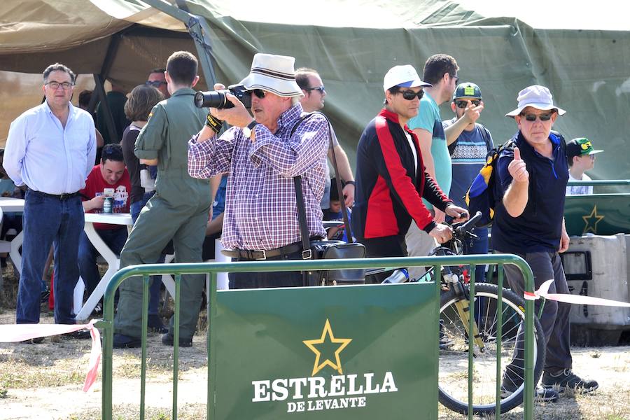 El Ejército del Aire no logra batirlo en su primer intento en la Base de Alcantarilla, en una jornada en una jornada festiva que arrancó con exhibiciones de aeromodelismo, aunque habrá más intentos