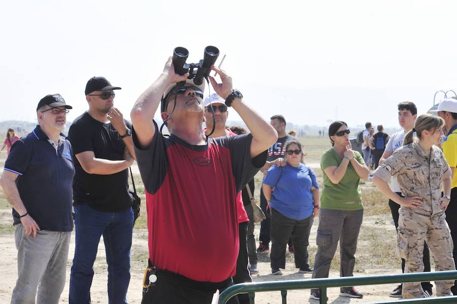 El Ejército del Aire no logra batirlo en su primer intento en la Base de Alcantarilla, en una jornada en una jornada festiva que arrancó con exhibiciones de aeromodelismo, aunque habrá más intentos