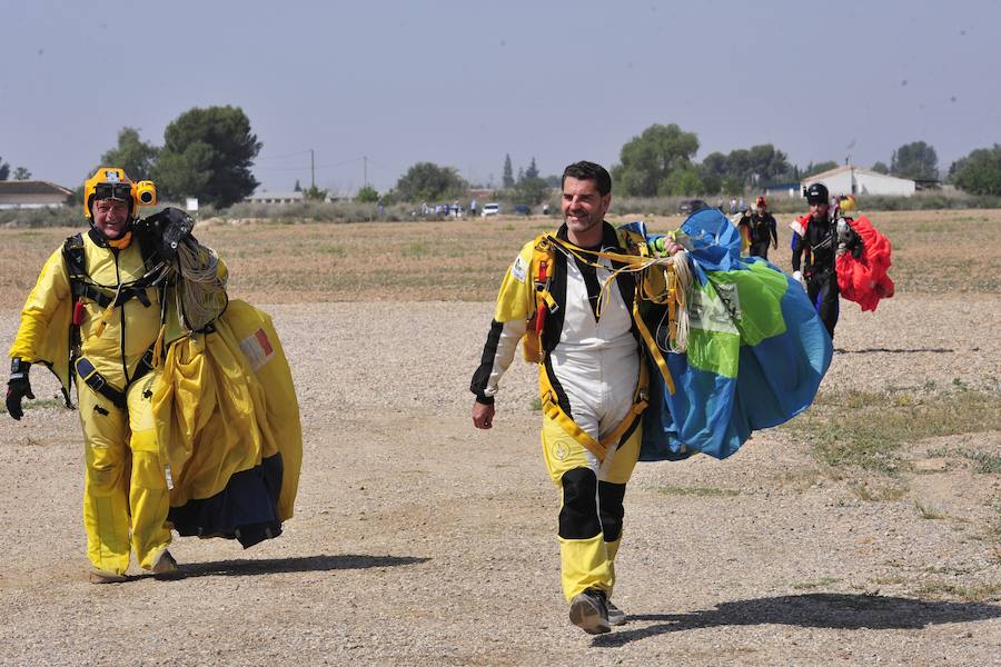 El Ejército del Aire no logra batirlo en su primer intento en la Base de Alcantarilla, en una jornada en una jornada festiva que arrancó con exhibiciones de aeromodelismo, aunque habrá más intentos