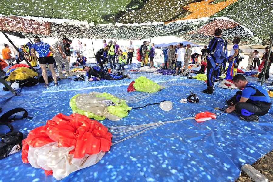 El Ejército del Aire no logra batirlo en su primer intento en la Base de Alcantarilla, en una jornada en una jornada festiva que arrancó con exhibiciones de aeromodelismo, aunque habrá más intentos