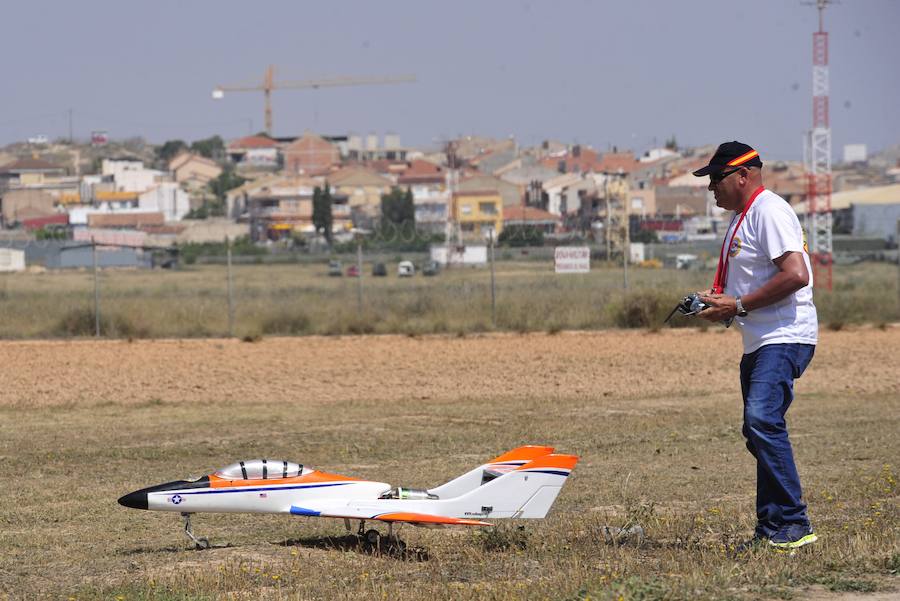 El Ejército del Aire no logra batirlo en su primer intento en la Base de Alcantarilla, en una jornada en una jornada festiva que arrancó con exhibiciones de aeromodelismo, aunque habrá más intentos