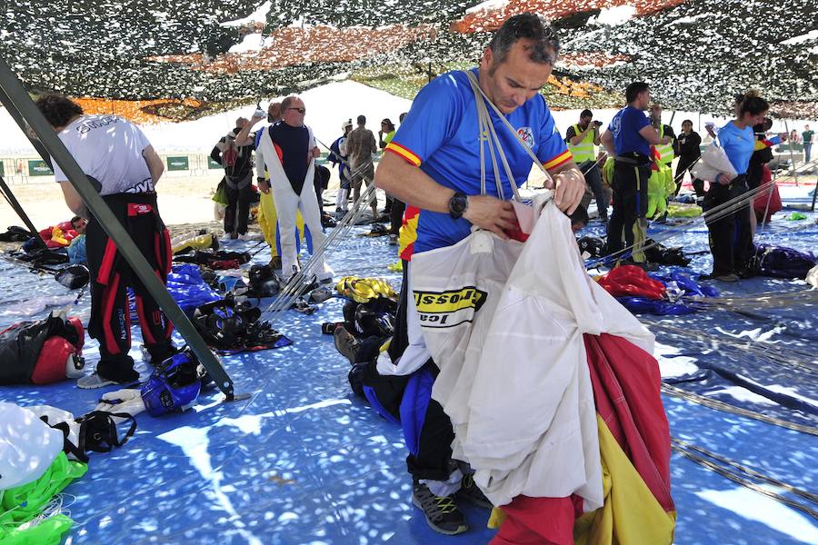 El Ejército del Aire no logra batirlo en su primer intento en la Base de Alcantarilla, en una jornada en una jornada festiva que arrancó con exhibiciones de aeromodelismo, aunque habrá más intentos