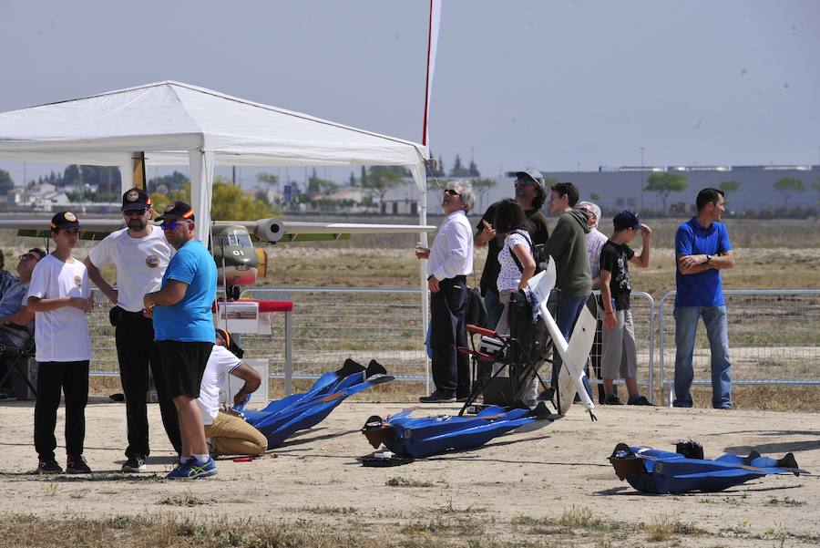 El Ejército del Aire no logra batirlo en su primer intento en la Base de Alcantarilla, en una jornada en una jornada festiva que arrancó con exhibiciones de aeromodelismo, aunque habrá más intentos