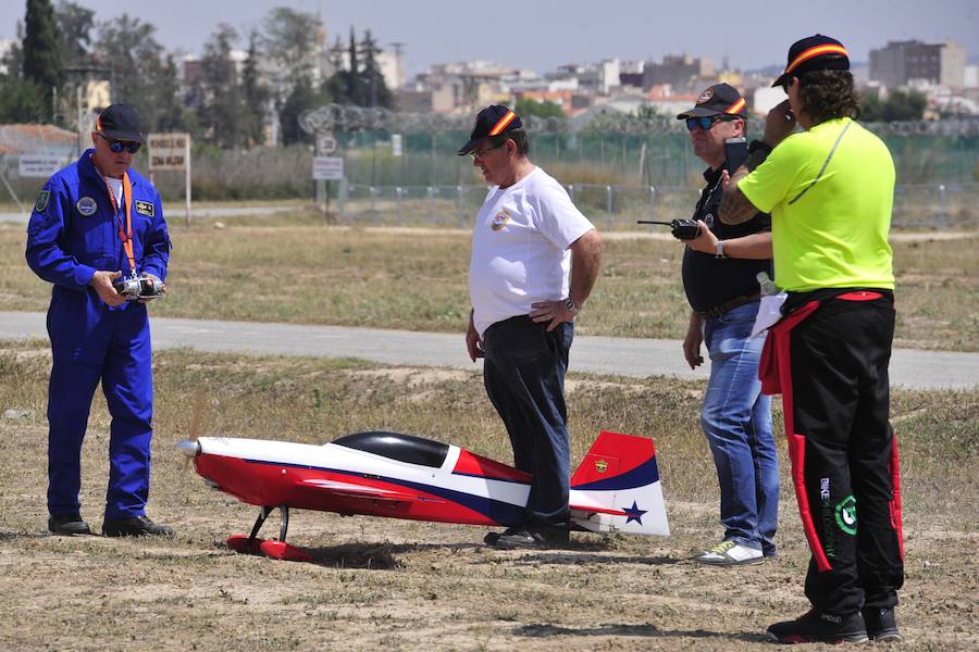 El Ejército del Aire no logra batirlo en su primer intento en la Base de Alcantarilla, en una jornada en una jornada festiva que arrancó con exhibiciones de aeromodelismo, aunque habrá más intentos