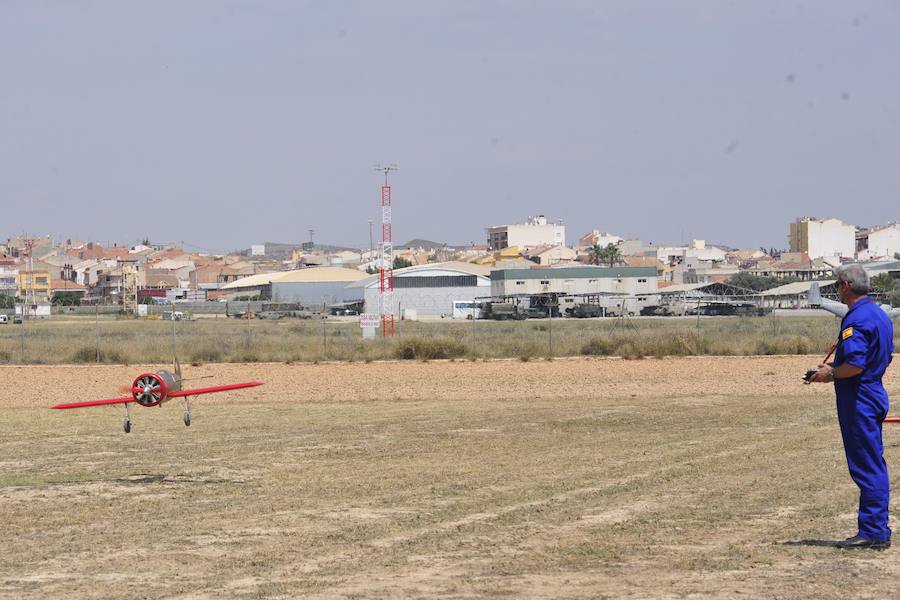 El Ejército del Aire no logra batirlo en su primer intento en la Base de Alcantarilla, en una jornada en una jornada festiva que arrancó con exhibiciones de aeromodelismo, aunque habrá más intentos