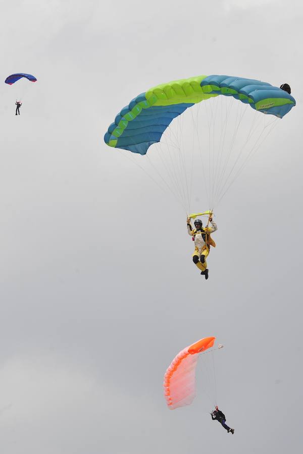 El Ejército del Aire no logra batirlo en su primer intento en la Base de Alcantarilla, en una jornada en una jornada festiva que arrancó con exhibiciones de aeromodelismo, aunque habrá más intentos