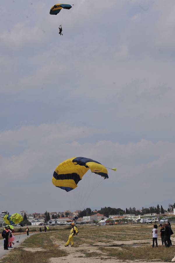 El Ejército del Aire no logra batirlo en su primer intento en la Base de Alcantarilla, en una jornada en una jornada festiva que arrancó con exhibiciones de aeromodelismo, aunque habrá más intentos