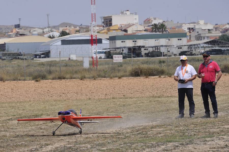 El Ejército del Aire no logra batirlo en su primer intento en la Base de Alcantarilla, en una jornada en una jornada festiva que arrancó con exhibiciones de aeromodelismo, aunque habrá más intentos