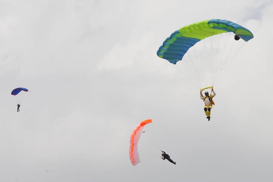 El Ejército del Aire no logra batirlo en su primer intento en la Base de Alcantarilla, en una jornada en una jornada festiva que arrancó con exhibiciones de aeromodelismo, aunque habrá más intentos