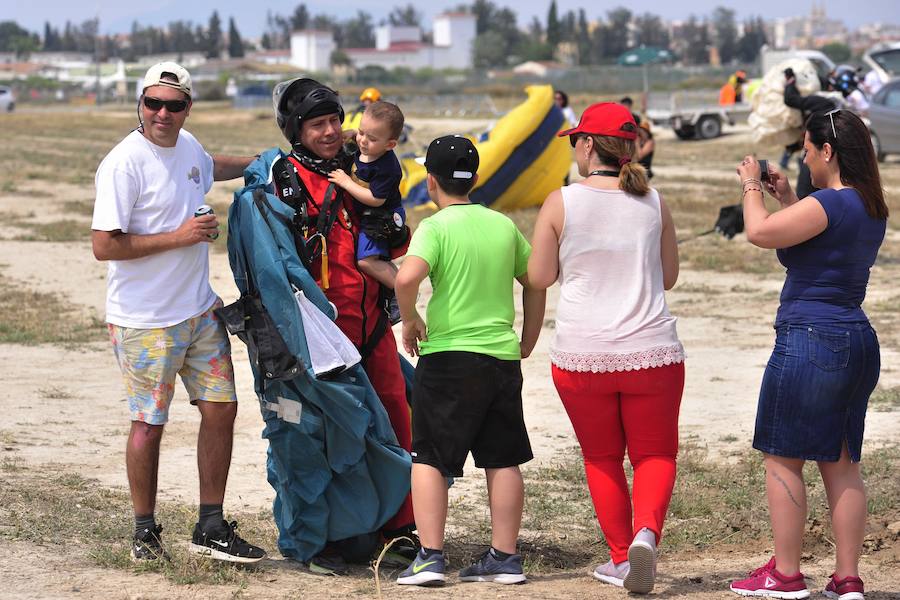 El Ejército del Aire no logra batirlo en su primer intento en la Base de Alcantarilla, en una jornada en una jornada festiva que arrancó con exhibiciones de aeromodelismo, aunque habrá más intentos
