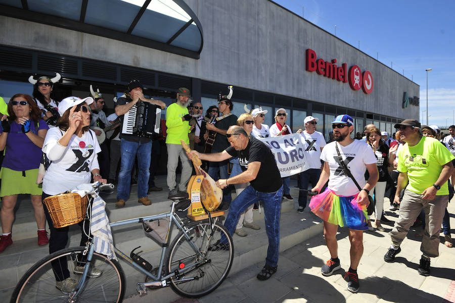 Decenas de personas participan en una jornada de convivencia reivindicativa convocada la asociación Murcia en Bici y la Plataforma Pro Soterramiento