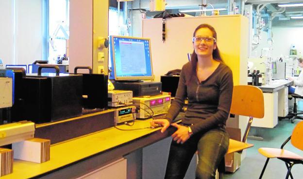 Miriam Más desarrolla su labor a día de hoy en la Eindohoven University of Technology y regresa al departamento de Química Orgánica de la Facultad de Química de la UMU. 