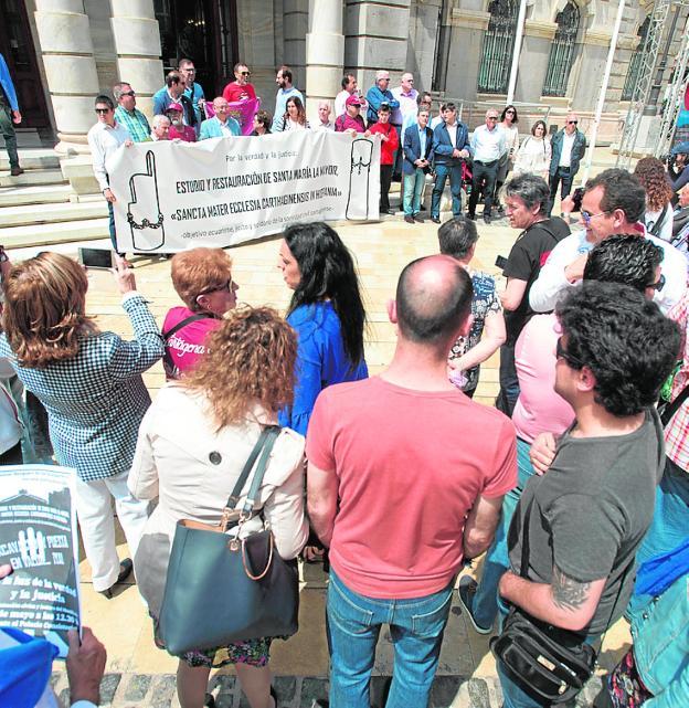 Manifestantes concentrados ante el Ayuntamiento.