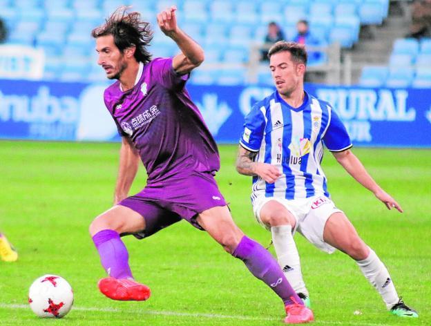 Fran Moreno, en el partido de ida, intentando zafarse de un jugador del Recreativo.