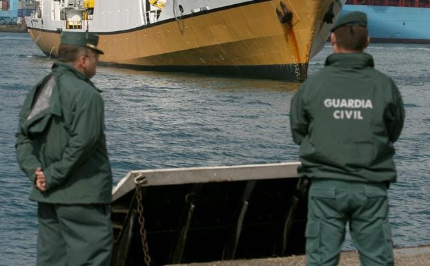 Dos agentes de la Guardia Civil en el puerto de Algeciras.
