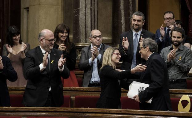 Torra es aplaudido por los diputados de JxCat.