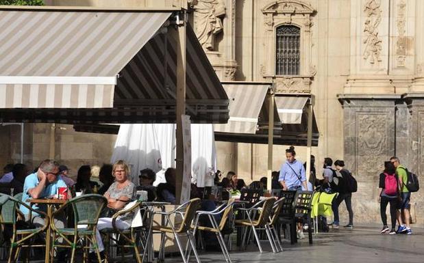 Turistas en la plaza Cardenal Belluga de Murcia. 