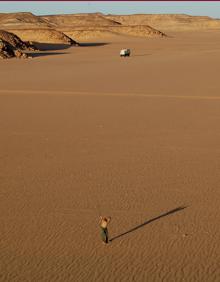 Imagen secundaria 2 - Evaristo practicando en una llanura de Mongolia, junto al camión. Ana en una playa de Marruecos. Torres a punto de golpear una bola en el desierto de Nubio (Sudán).