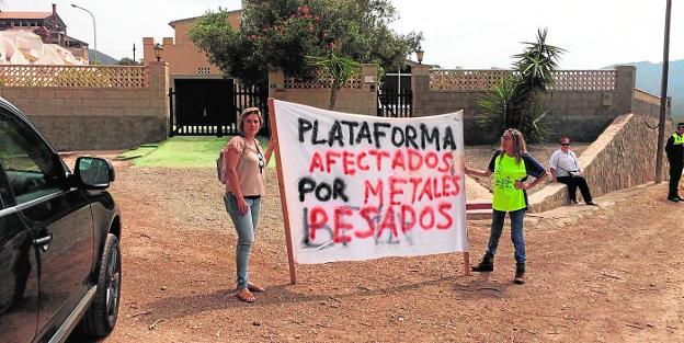 Dos vecinas, con una pancarta sobre la contaminación minera, la semana pasada en Portmán.