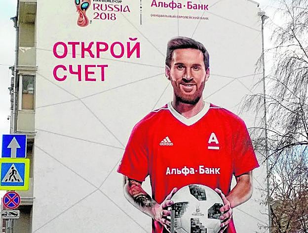 Un gigantesco grafiti de Leo Messi promociona el Mundial en el centro de Moscú. 
