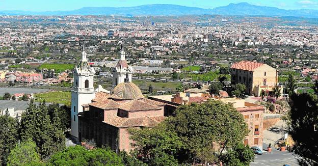 Imagen panorámica del santuario de la Fuensanta y su entorno con la mancha urbana de Murcia al fondo.