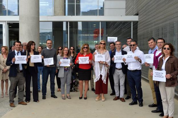 Jueces y fiscales protestando ayer ante la Ciudad de la Justicia de Murcia.