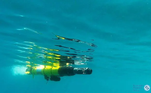 El dron submarino de la Politécnica, en el agua.