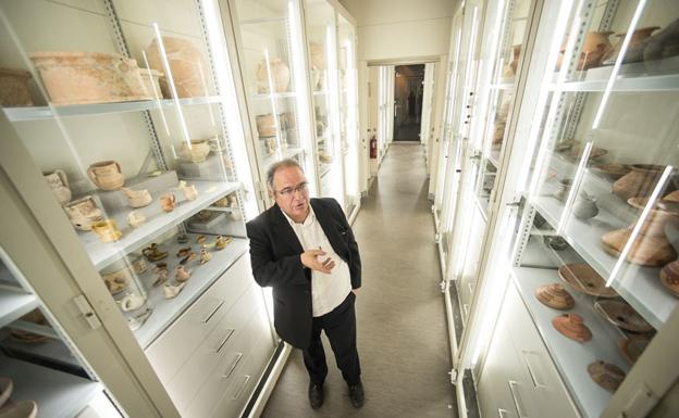 El director del Museo Arqueológico de Murcia, Luis E. de Miquel, muestra los almacenes del centro, por los que se realizarán visitas guiadas.